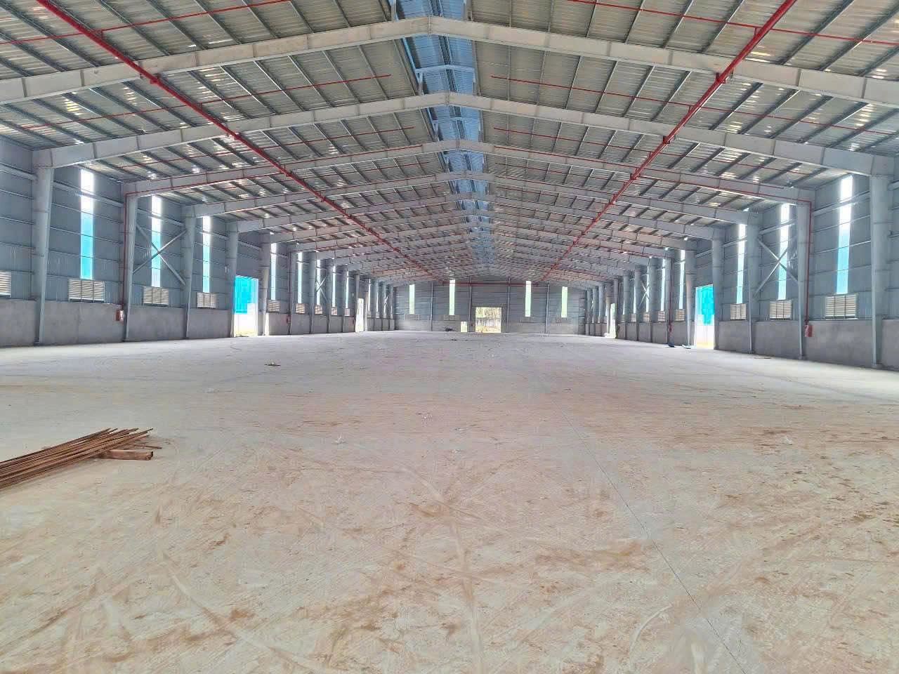 Cho Thuê Nhà Xưởng Tân Uyên Bình Dương + Tổng Diện Tích Khuôn Viên: 12500m2 + Diện Tích Nhà Xưởng : 7120m2 (Gồm 2 phân xưởng: 4690m2 + 2430m2) Văn phòng ngoài xưởng: 100m2 + PCCC Tự Động Nghiệm Thu + Giấy tờ pháp lý đầy đủ hoàn công + Đường xe Container -