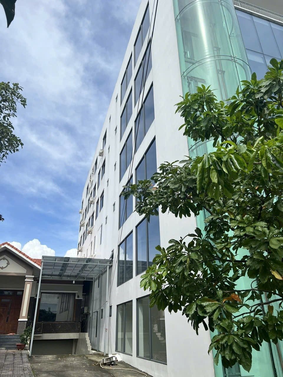 🔥 CHO THUÊ TÒA NHÀ 2 MẶT TIỀN 4.200M² ĐT743B - DĨ AN 🔥
1 HẦM + 1 TRỆT + 4 LẦU + SÂN THƯỢNG | 24 PHÒNG | 3 THANG MÁY | 100K/M² TL

Tòa nhà văn phòng 2 mặt tiền ĐT743B, P.Tân Đông Hiệp, TP Dĩ An, Bình Dương.

✅ VỊ TRÍ 2 MẶT TIỀN:
   - MT1: Đường ĐT743