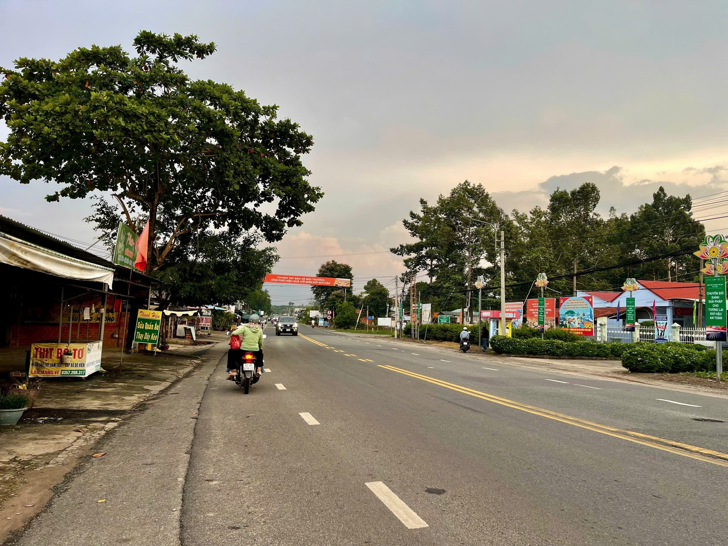 Chủ gửi bán 1 cặp liền kề, diện tích rộng, dân cư đông đúc, mặt tiền đường liên huyện. Kinh doanh được ngay