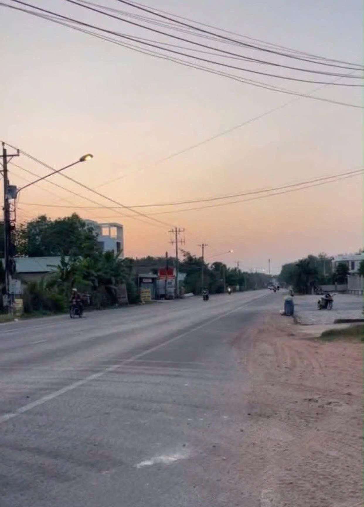 Chủ gửi bán gấp lô đất mặt tiền đường kinh doanh, buôn bán. Dân cư đông đúc, tiện ích đầy đủ