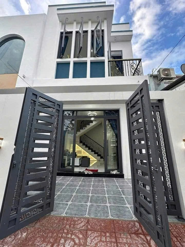 HẠ GIÁ 100 TRIỆU BÁN GẤP CĂN NHÀ KHU VỰC TÂN UYÊN -UYÊN HƯNG ĐỂ GIA ĐÌNH VỀ QUÊ