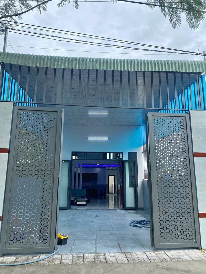 BÁN CĂN NHÀ GẦN ỦY BAN NHÂN DÂN BÌNH LỢI SỔ RIÊNG CÓ SẴN