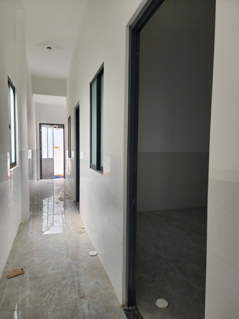 Cần bán nhà gần chợ Thạnh Phú, sổ riêng thổ cư, trả trước 300 nhận nhà
