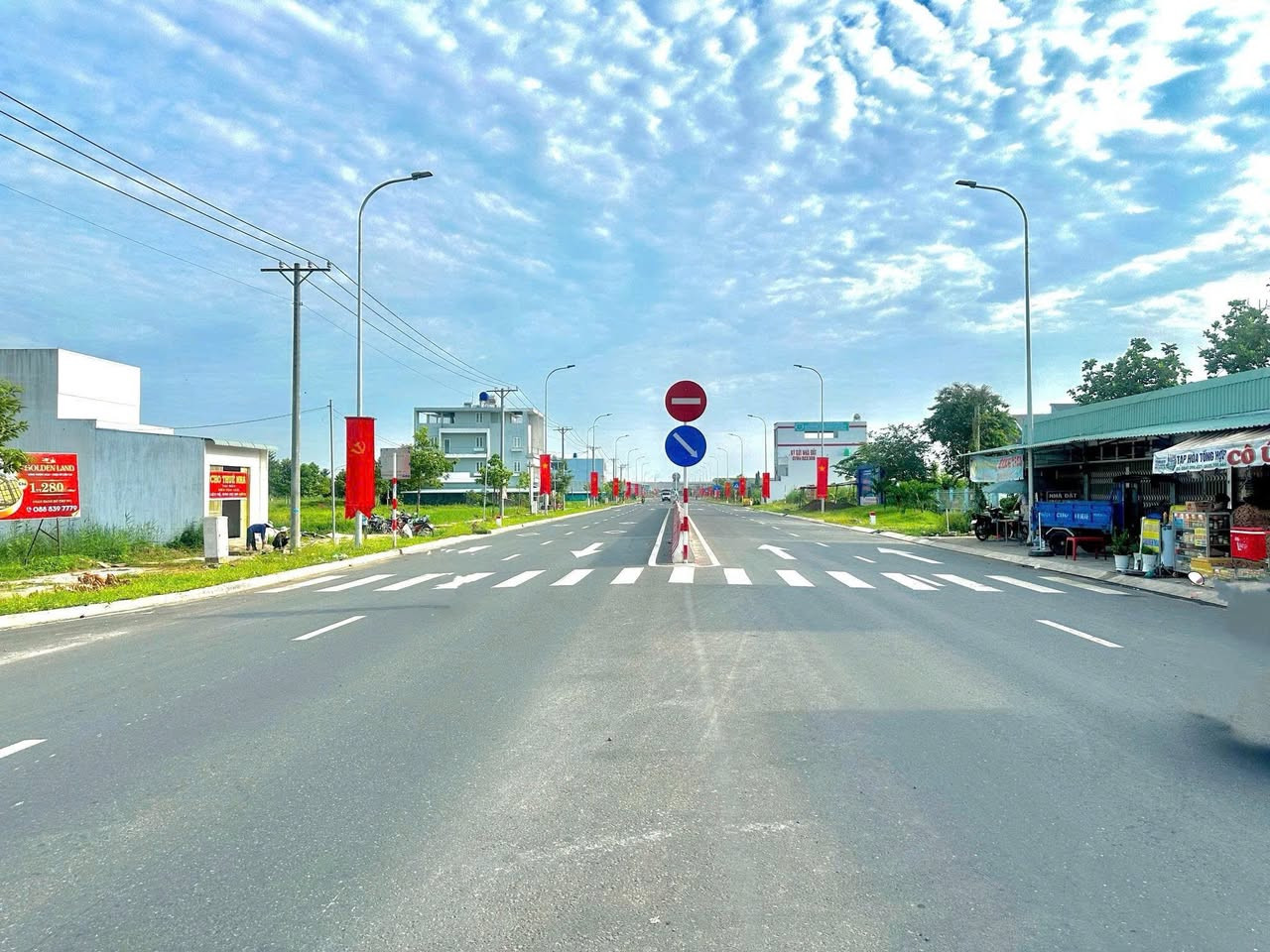 Lô view hồ thoáng mát đẹp Sát ĐT818, ngay trung tâm thị trấn Thủ Thừa lh 0902549011