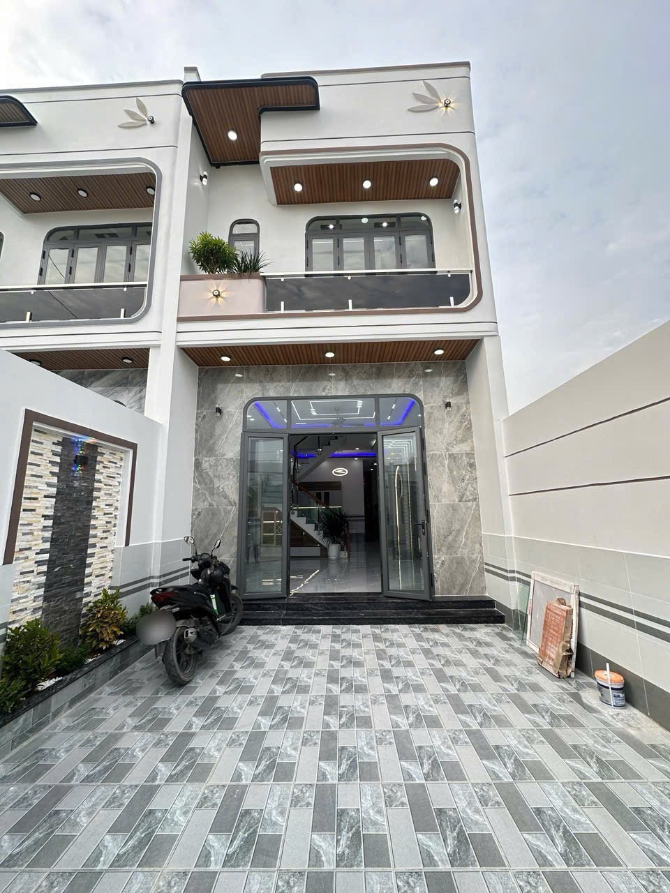 Bán nhà đường nhựa hoa vàng 5x23, có 3PN, ở buôn bán được, SHR hoàn công giá 3 T 250