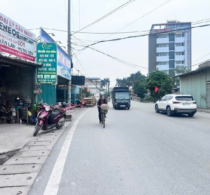 Mặt đường 196 kinh doanh sầm uất bao quanh khu công nghiệp