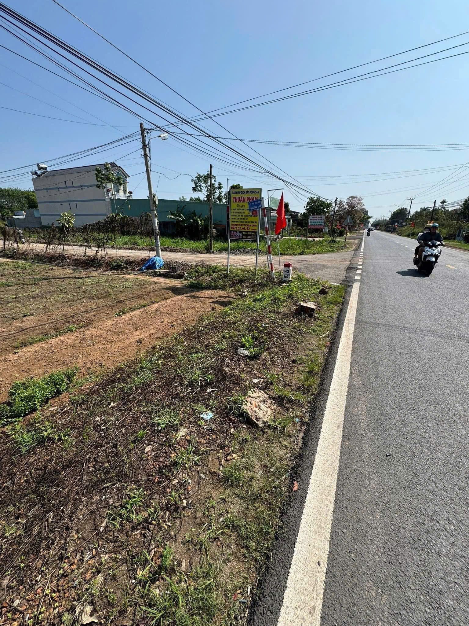Bán Đất 350m2, thổ cư có sẵn 200m, nằm ngay trung tâm, đầy đủ các tiện ích xung quoanh giá chỉ hơn 500 triệu bao sổ