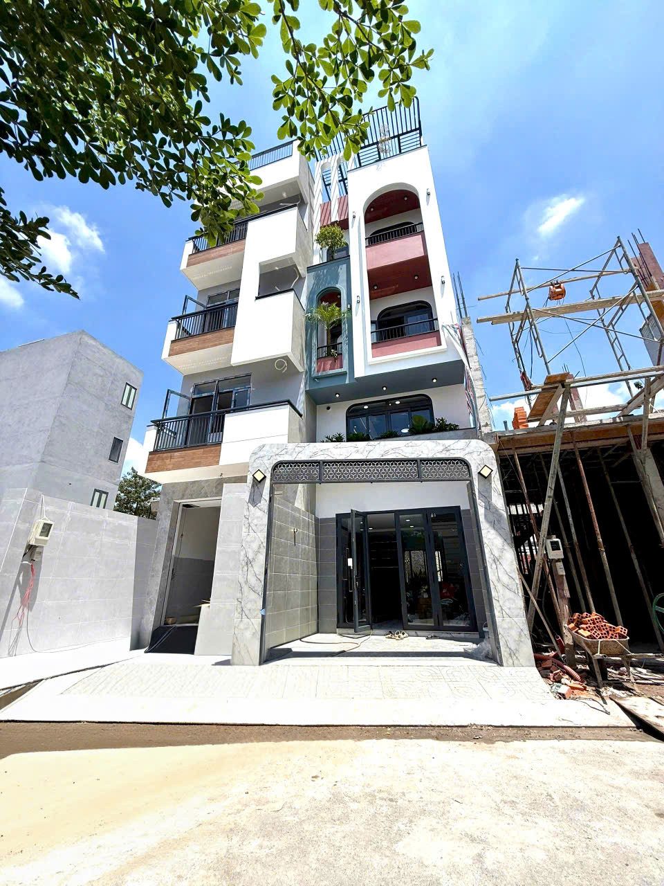 SIÊU PHẨM 1/ PHẠM VĂN ĐỒNG 5 TẦNG HIỆN ĐẠI - FULL NỘI THẤT AN CƯỜNG - VỈA HÈ 8M.
