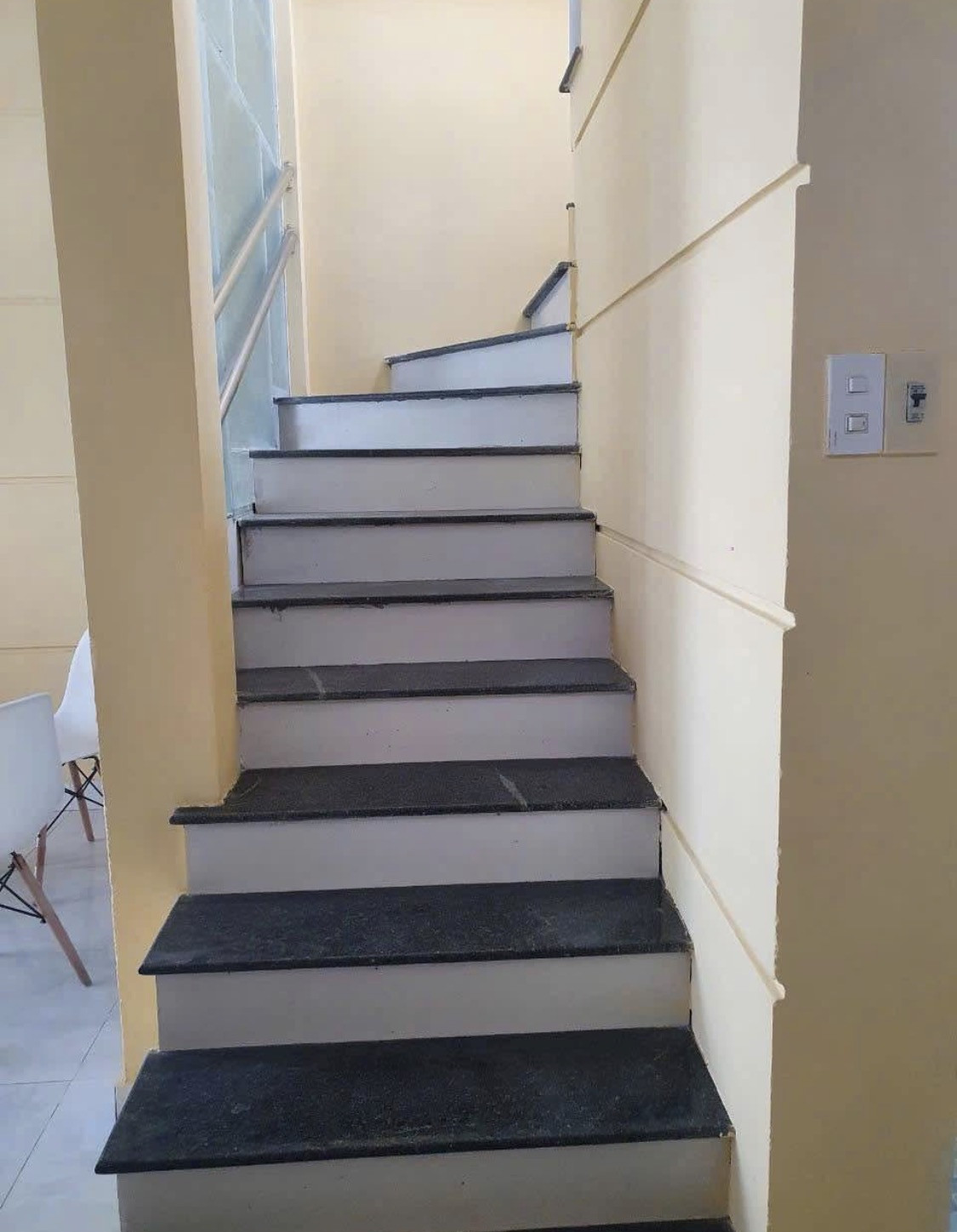 BÁN NHÀ 2 TẦNG KIỆT Ô TÔ 107 DUY TÂN, Phường An Cựu – TP HUẾ
❌ Giá Bán: 1,7xx Tỷ 🟩🟥
-------------------------------
 • Diện tích đất: 45m2 (bề ngang 6,65m)
 • Diện tích sử dụng: 90m²
 • Công năng: 2 phòng ngủ, 2 toilet, phòng khách, bếp, sân để xe
 