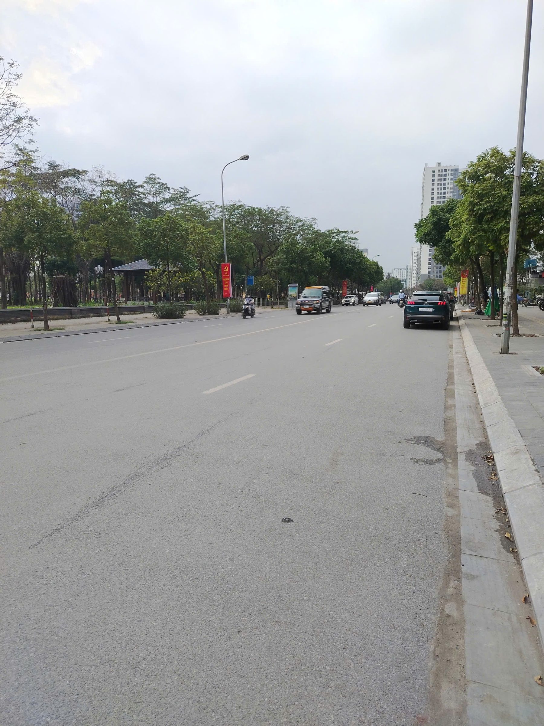 Siêu phẩm phố công nghệ Duy Tân 35m2  6 tầng hiện đại giá 11.x tỷ ngõ nông dân trí cao