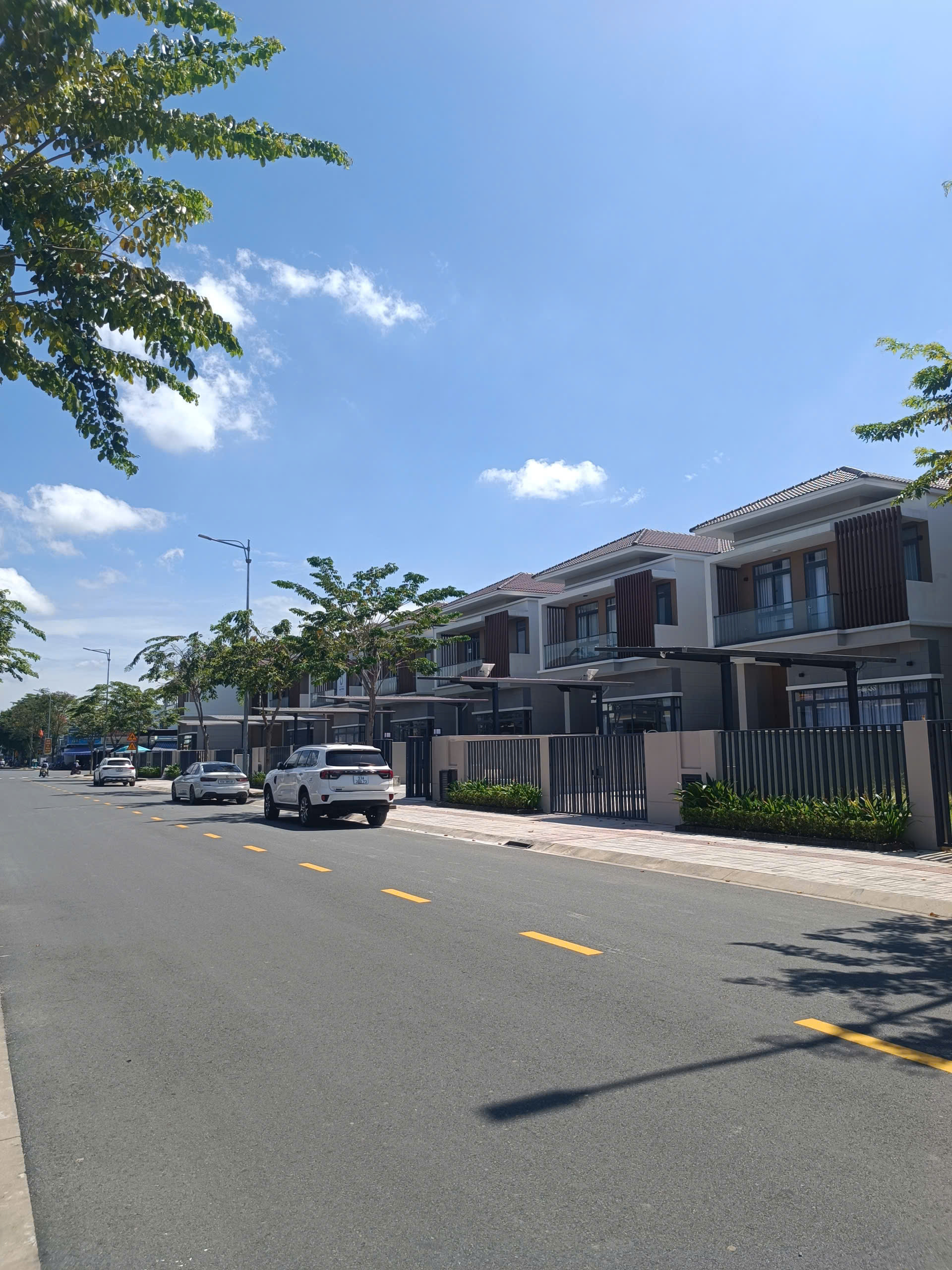 Bán 3 Căn nhà Liên Kế 2 Tầng dự án Sun Casa Hoà Lợi Đã Có Sổ giá Chỉ 2 tỷ 8
