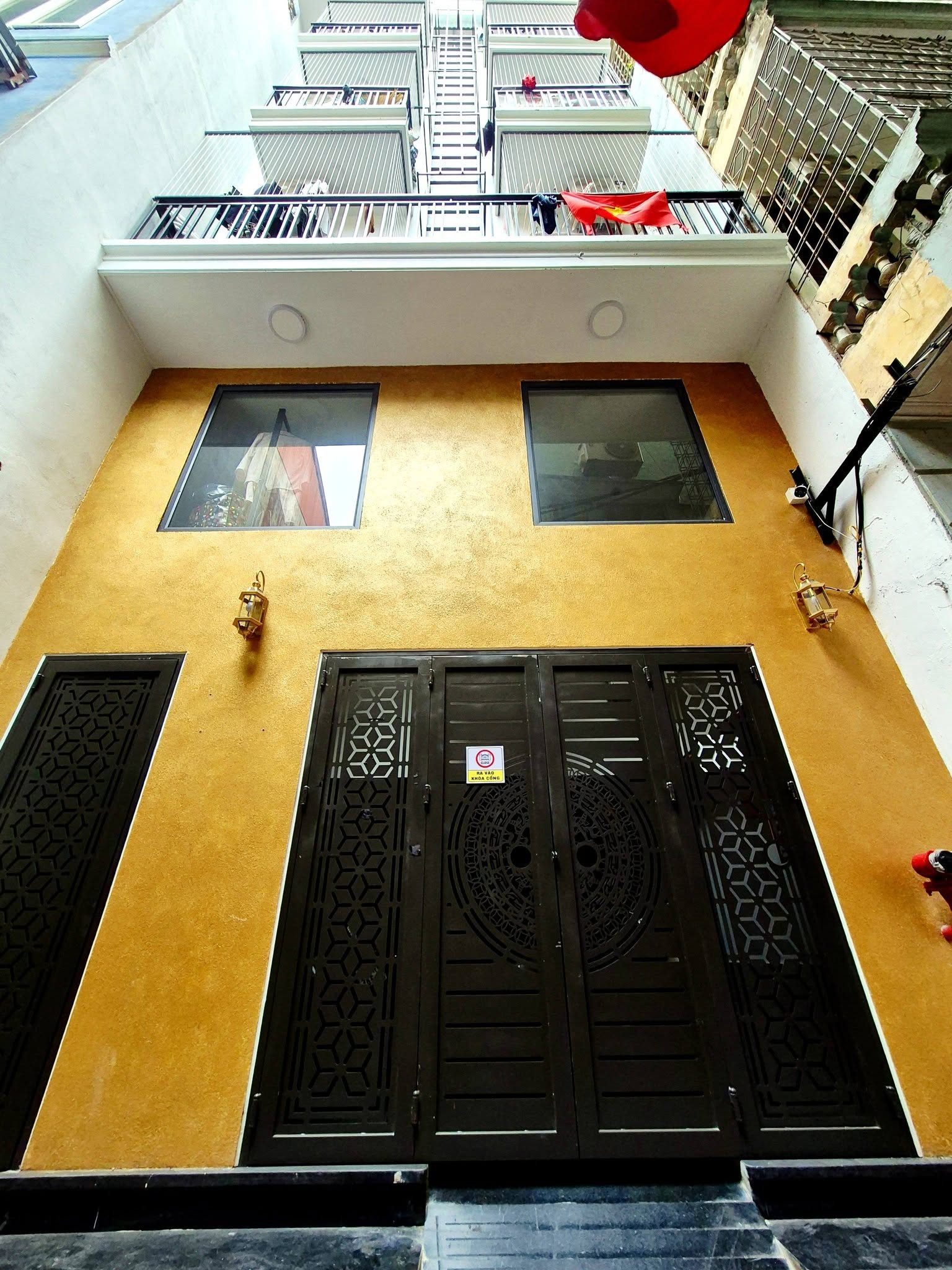 BÁN TÒA NHÀ CHDV ĐƯỜNG GIẢI PHÓNG. 100M2 - 7 TẦNG. THANG MÁY. 24 PHÒNG KHÉP KÍN.