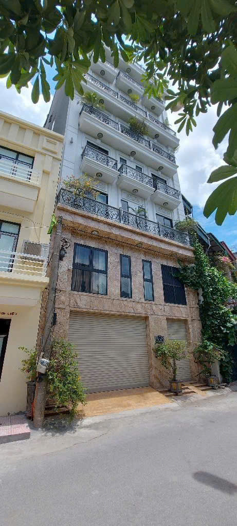 BÁN TÒA NHÀ NGÕ 208 ĐƯỜNG GIẢI PHÓNG. 100M2 - 9 TẦNG. THANG MÁY, GARA Ô TÔ.