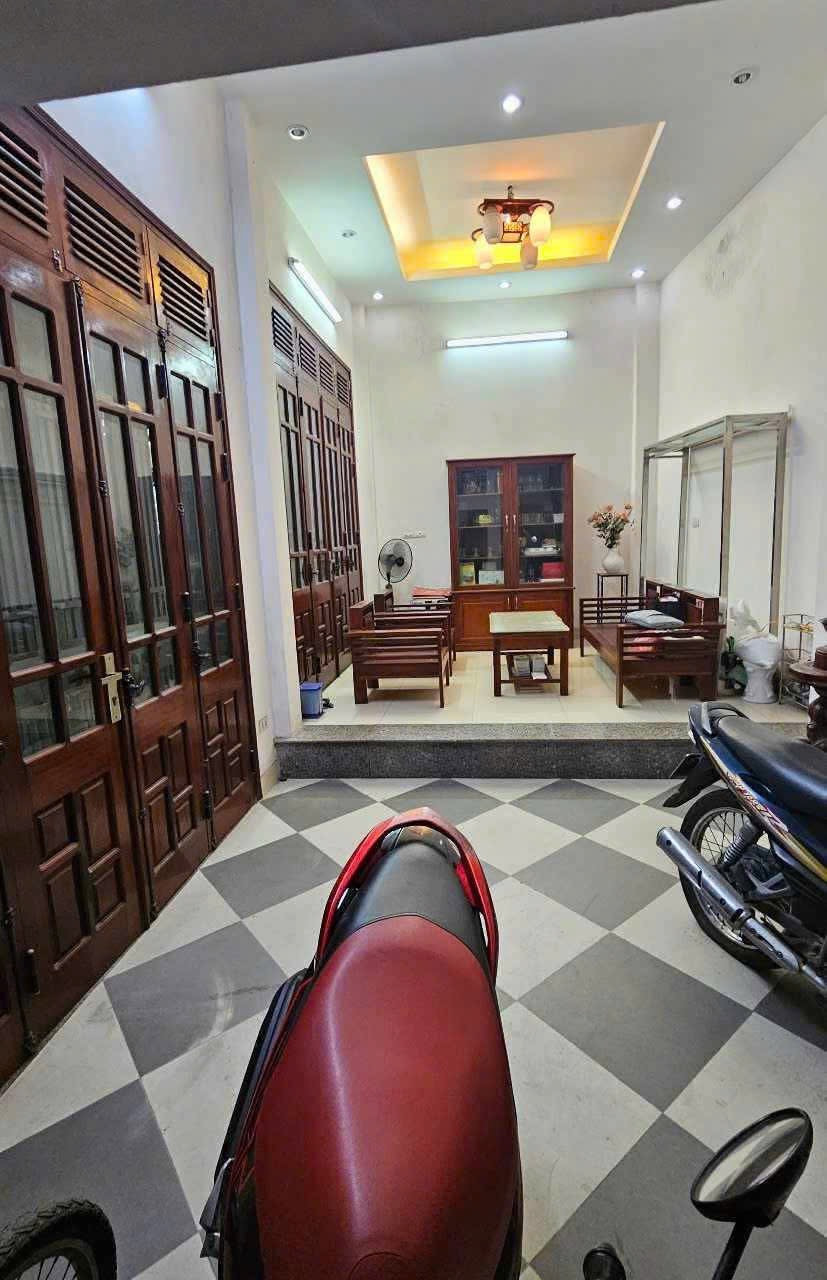 Cho thuê nhà nguyên căn 5 tầng ngõ 325 Giảng Võ - Đống Đa - HN
Diện tích : 50m x 4 tầng, 1 lửng-15tr/1tháng
