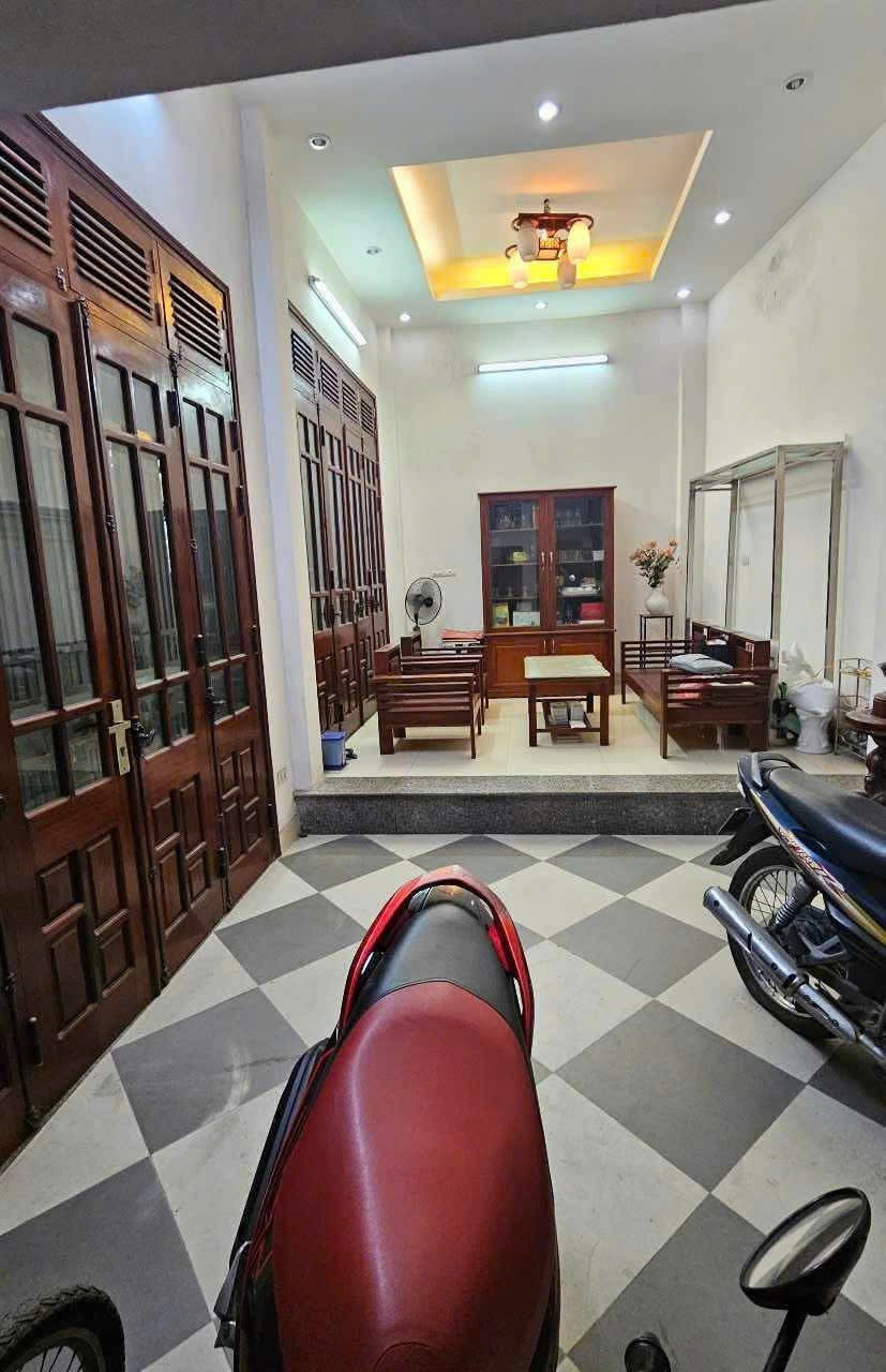 Cho thuê nhà ngõ 325 Giảng Võ quận Đống Đa 50M x 5T (6 ngủ) giá 15 triệu