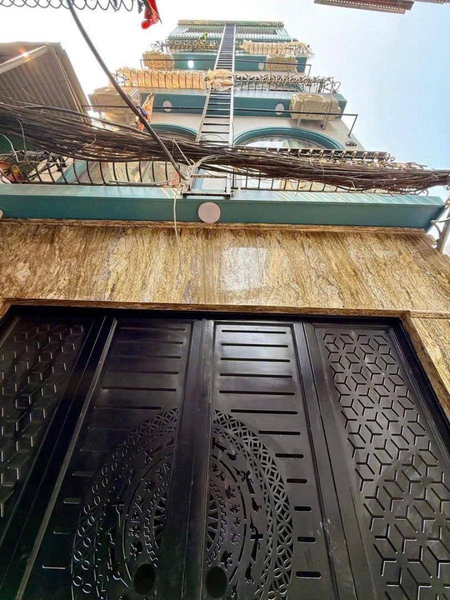 BÁN TÒA NHÀ CHDV ĐƯỜNG GIÁP BÁT. 70M2 - 6 TẦNG. THANG MÁY. 14 PHÒNG.