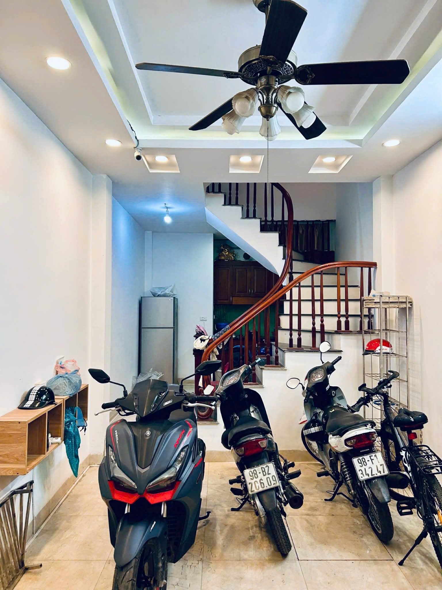 Cho Thuê Nhà Ngõ 191 Giáp Bát - Hoàng Mai 36M² 5 Tầng 3 Ngủ - Nội Thất CB - Ngõ Xe Ba Gác - Giá Thuê 11tr