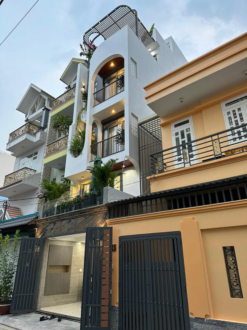 Cực hiếm! Giáp Bát, Hoàng Mai, 7 tầng thang máy, ô tô tránh, kinh doanh, 75m2, 22.5 tỷ