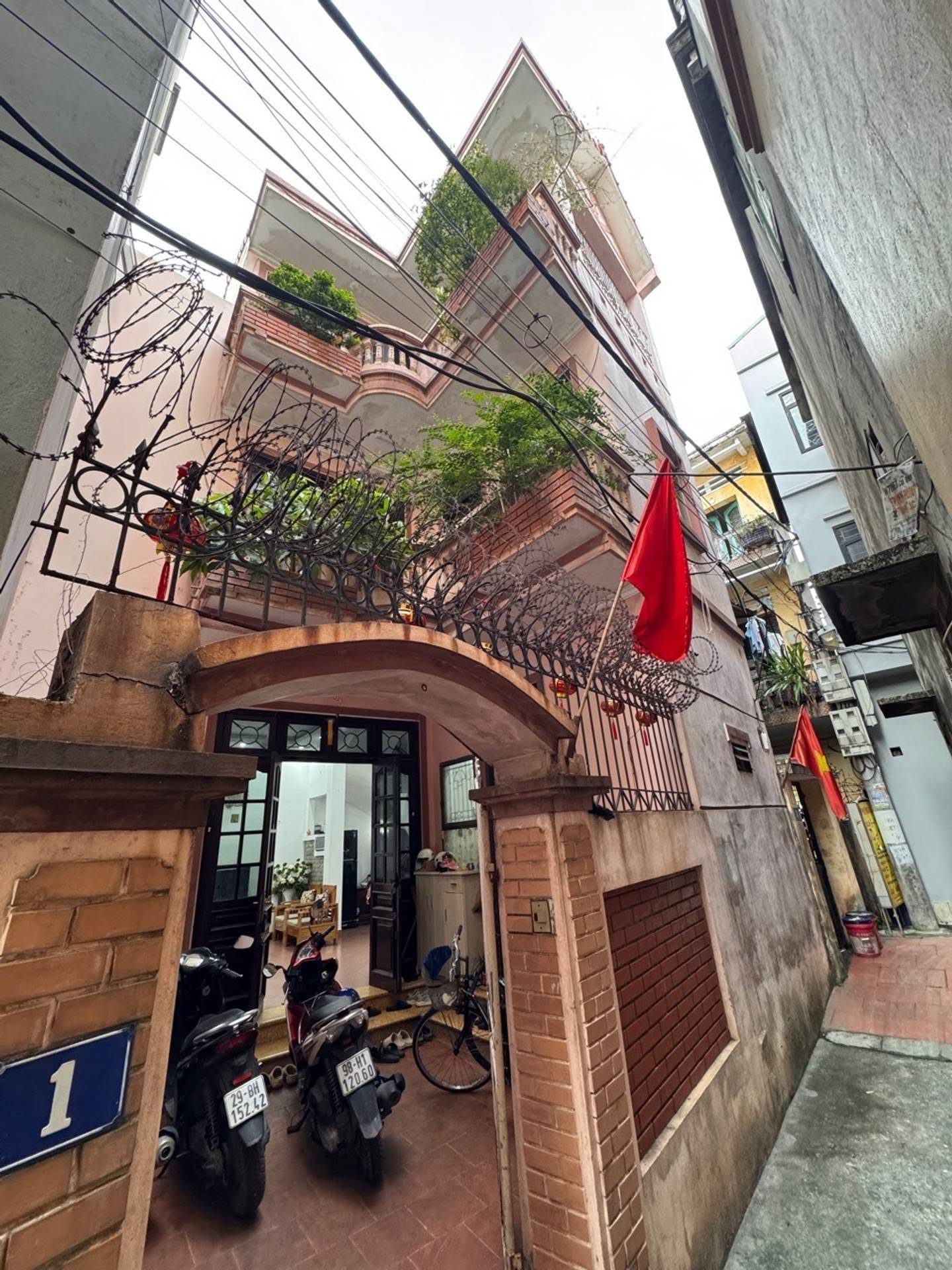 Nhà đẹp phố Giáp Nhị, Hà Nội 💥
🏢Nhà 3 tầng, một nhà ra ngõ ôtô, gần nhiều trường, chợ, đi lại thuận tiện💥
📐Diện tích 60 m2, MT 7.5 m, khách, bếp, 3 ngủ, sân phơi, phòng thờ. 
🔥Khu vực ổn định quy hoạch
📕Sổ đỏ Chính chủ sẵn sàng giao dịch
💰Giá nhỉnh 1