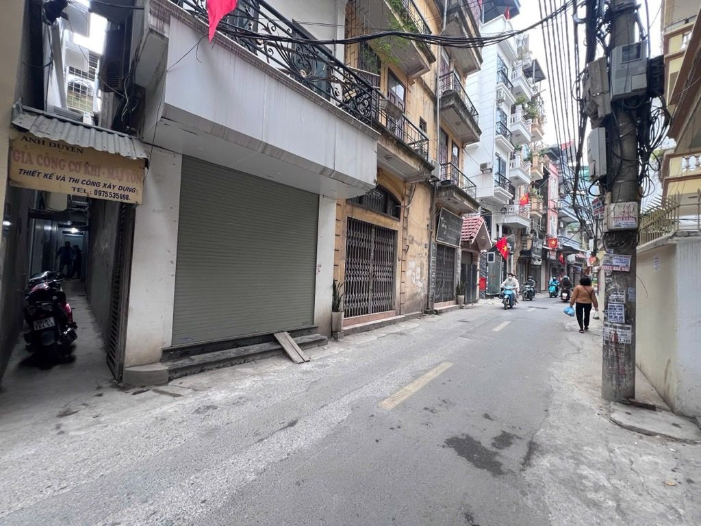PHÂN KHÚC HÀNG NHỎ TIỀN NHÀ ĐẸP 
✅diện tích 37 m xây 3 tầng  giá 6.8 tỷ 
Vị trí đẹp ngay chợ rất thuận tiện cho việc đi lại 
sổ đỏ chính chủ
