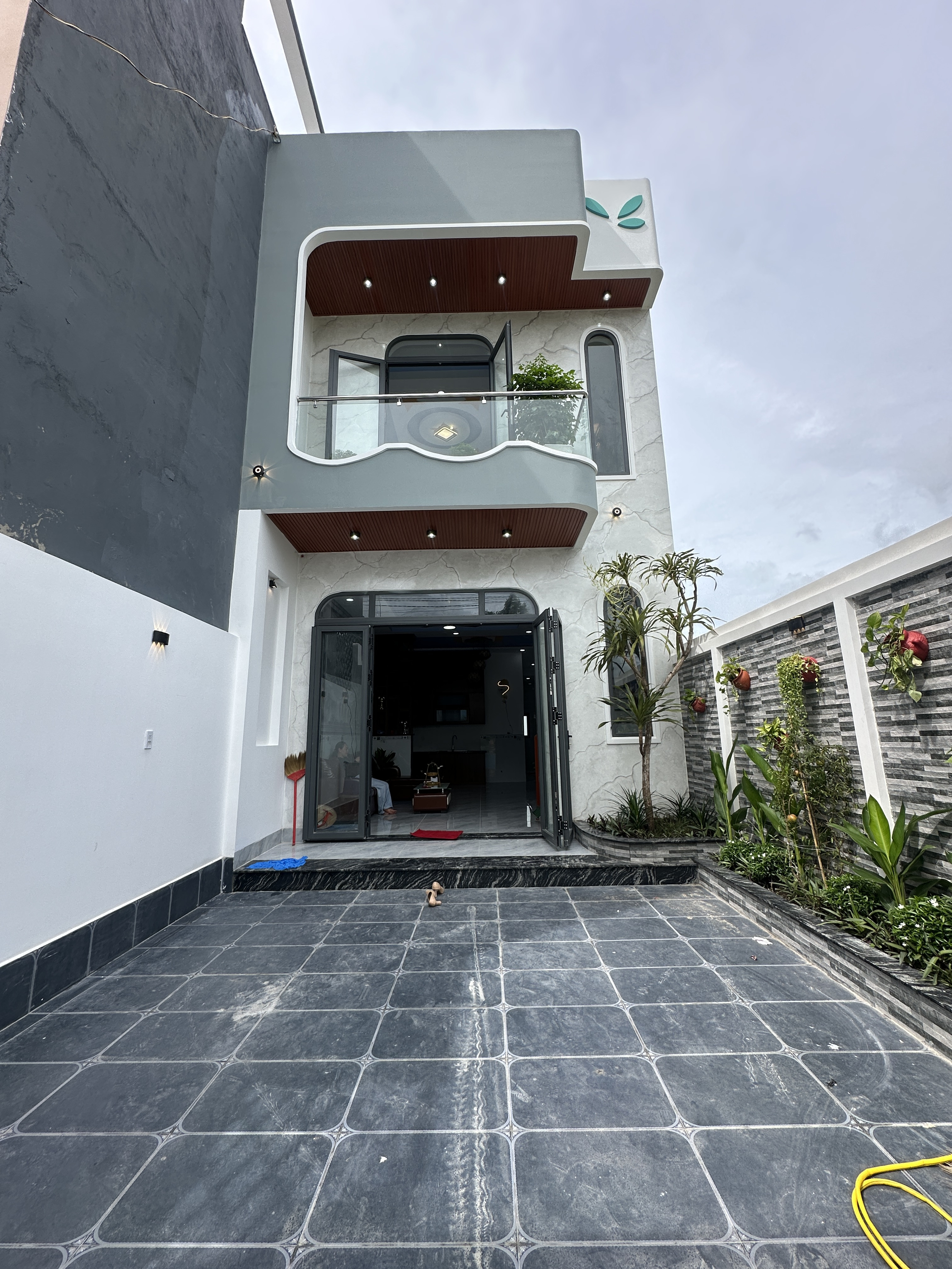Bán nhà xây mới nhà 3PN, gần chợ Mỹ Hạnh Nam