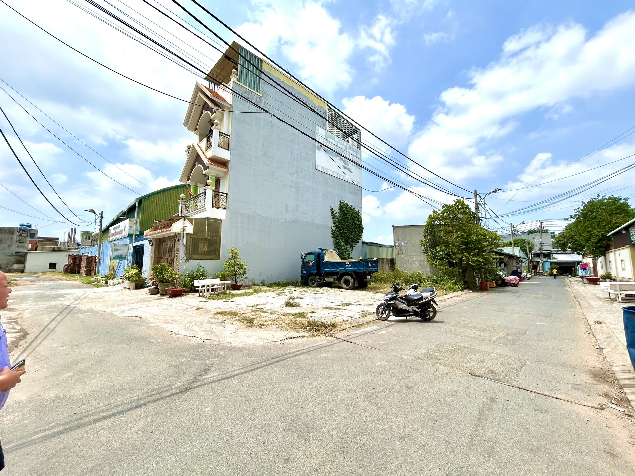 Bán Lô Góc 2MT HXT, DT 144m ( 8.8x16.2m ), ngay CC Ricca Đường Gò Cát, P Phú Hữu, Q9. G'ía 11.5 đồng.