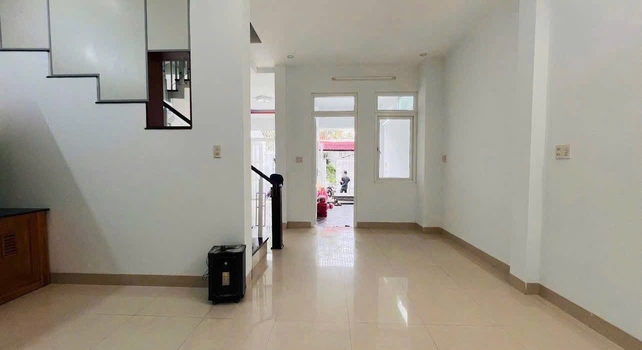 🏡 SIÊU PHẨM NHÀ PHỐ GÒ CÂY SUNG – ĐƯỜNG 7M – SÂN ÔTÔ TẬN CỬA
Cần chuyển nhượng căn nhà mái thái tâm huyết, xây dựng kiên cố tại khu vực Gò Cây Sung, giao cắt đường Cầu Bè. Vị trí đẹp, giao thông thuận tiện, khu dân cư an ninh.
• Diện tích: (Bạn nên bổ s