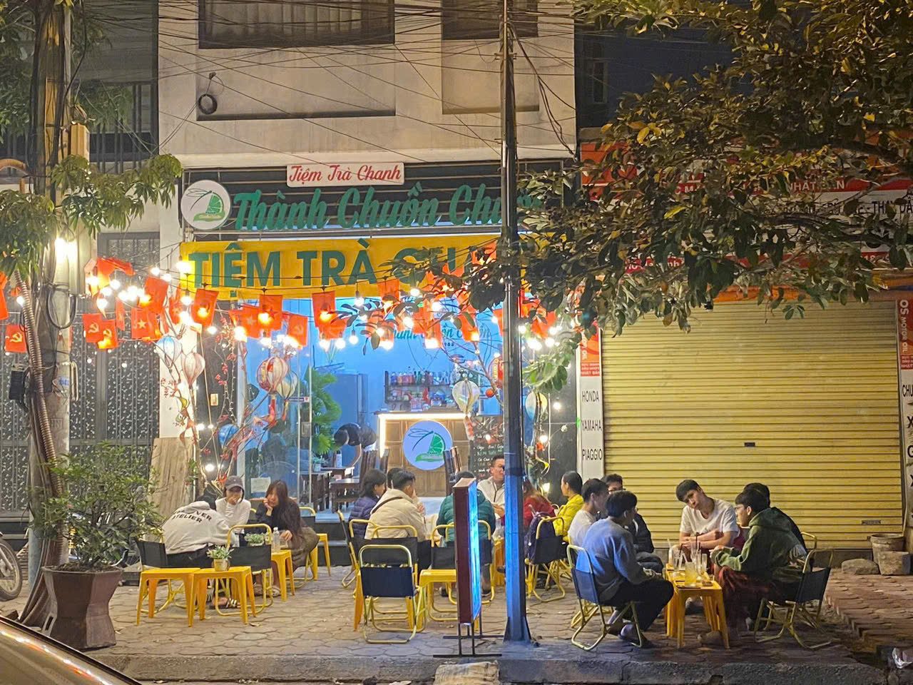 SANG NHƯỢNG QUÁN CAFE VIEW HỒ HẠ ĐÌNH - THANH XUÂN Quán nằm vị trí đắc địa, mặt đường to, đông người qua lại