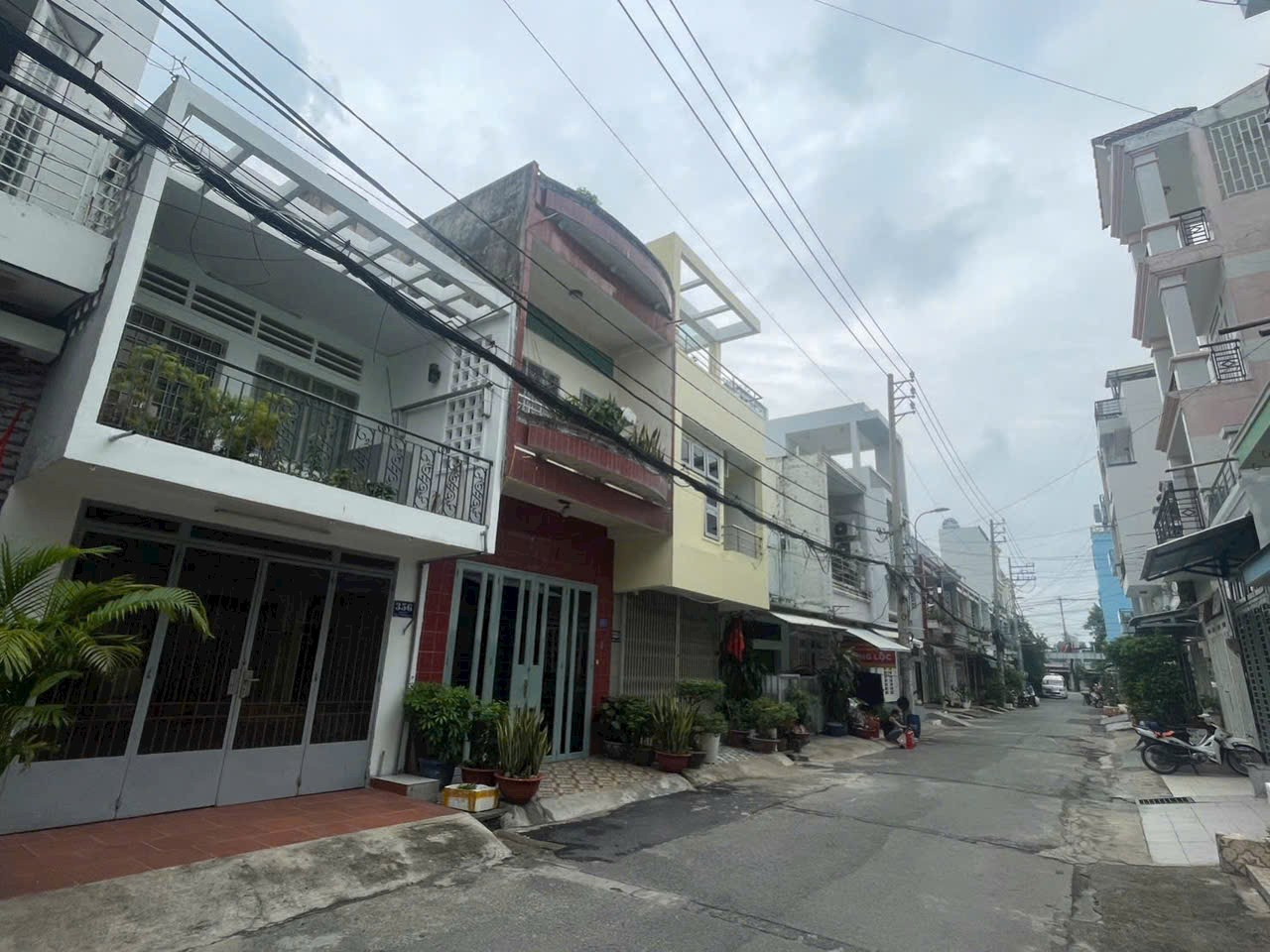 NHÀ ĐẸP NGÃ TƯ GA CÓ PHÒNG NGỦ TẦNG TRỆT CHO NGƯỜI LỚN TUỔI – NHÀ 4.2x21.5M VUÔNG ĐÉT HXH tránh nhau