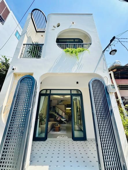 NHÀ VIPPPPP. Đ Hai Bà Trưng, P1, Q3. Giá 3 tỷ. DT 75m2 (5x15m). hẻm 8m. Cho thuê 28tr/tháng. Sổ Hồng Riêng chính chủ