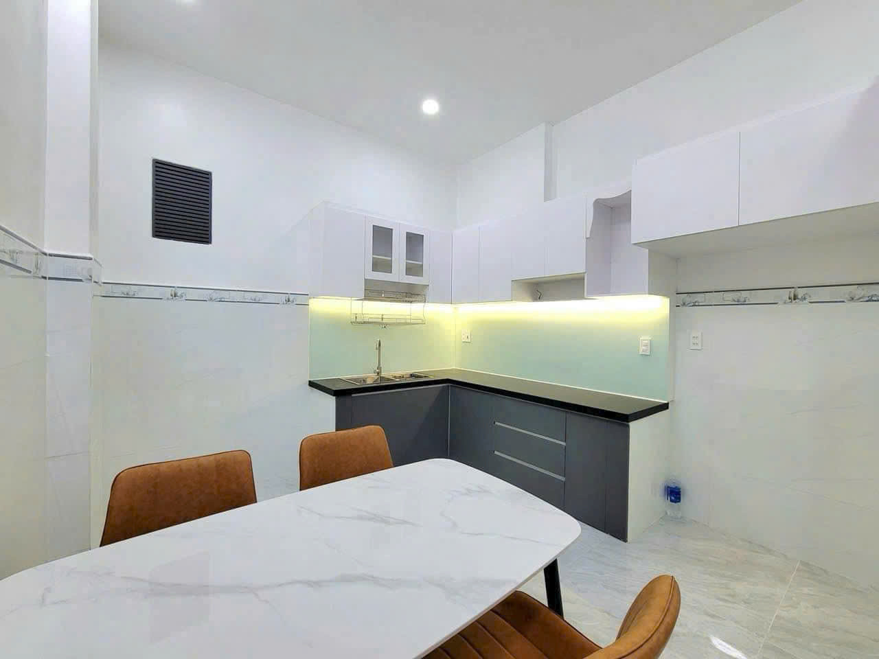 Nhà đẹp - giá tốt. Căn 35m2 Hậu Giang, Q6 gần trường Chi Lăng. Xây trệt 1 lầu, hẻm thông