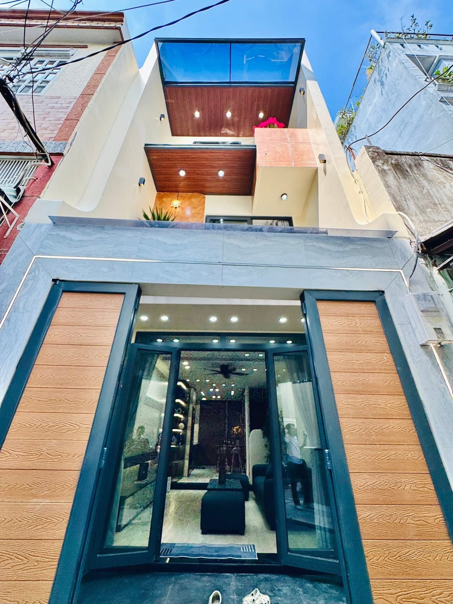 Căn nhà giá rẻ có 102 tại Q3. Hồ Biểu Chánh, P3, Q3. Giá 4tỷ 100tr tỷ. DT 85m2 (5x17m). hẻm 8m. Cho thuê 33tr/tháng. Sổ Hồng Riêng chính chủ.