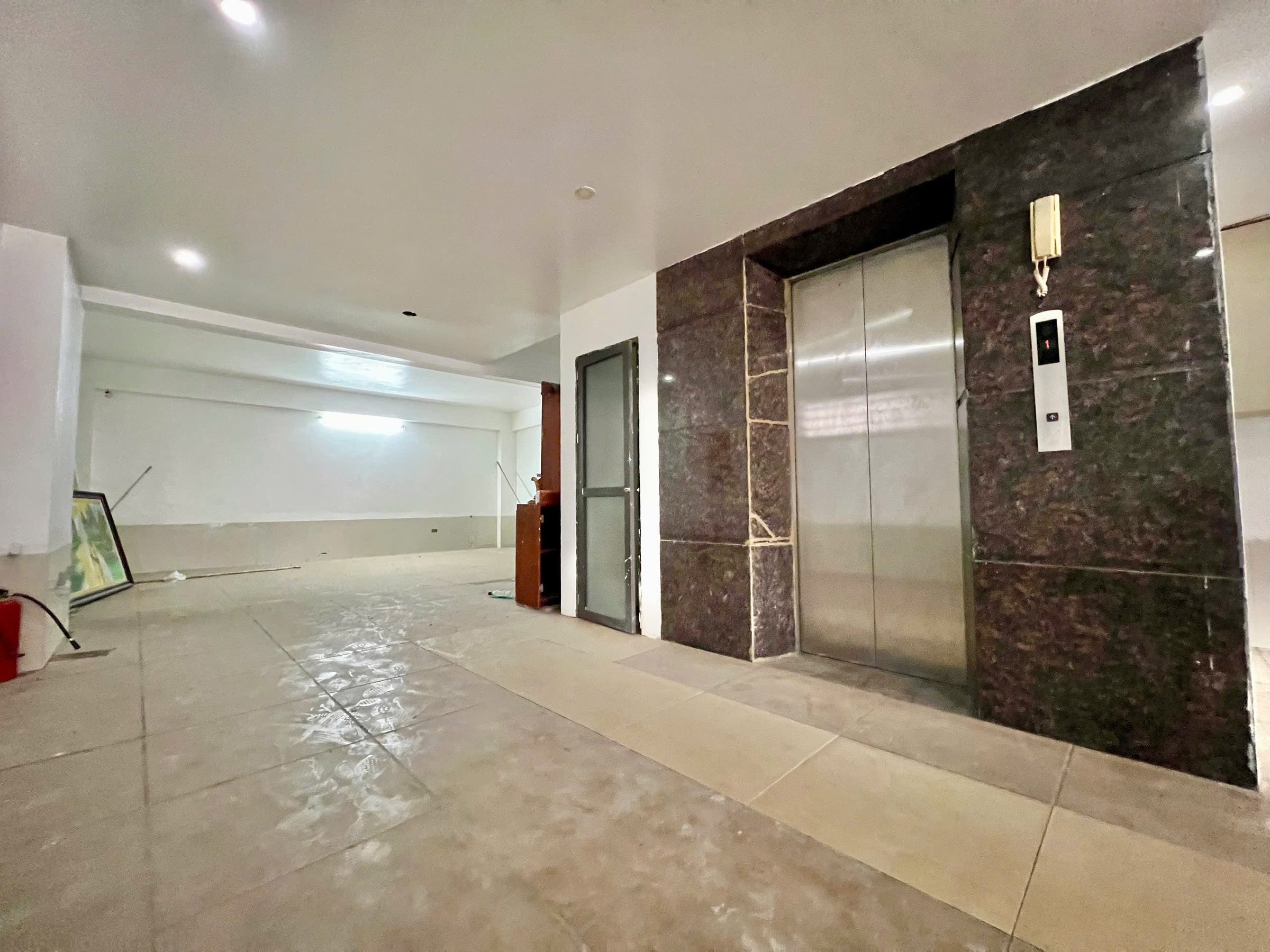 Nhà bán. 9 tầng trung tâm Hà nội
+ sổ đỏ 86 m2 mặt sàn t 1, từ tầng 2 diện tích gần 100m2, vị trí trung tâm đắc địa. 

+ Có thang máy và thang bộ thoát hiểm. Thích hợp để ở và kinh doanh khách sạn, karaoke. Khu trung tâm phức hợp giải trí, thuận tiện k