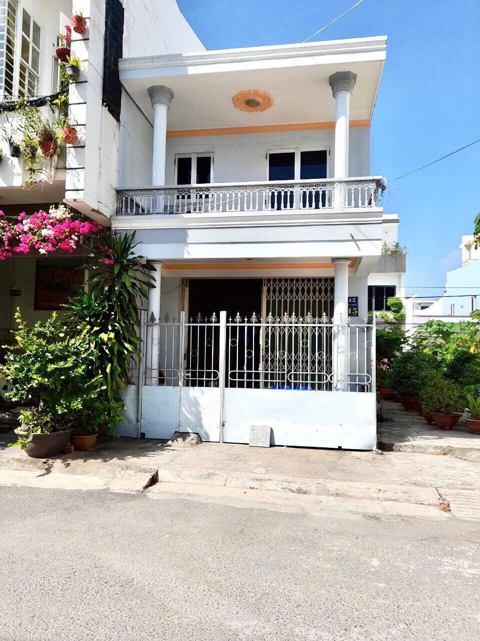Cần bán nhà 2 tầng 2 mặt tiền trước & sau đường Hồ Sĩ Dương, Vĩnh Hoà, TP Nha Trang
- Diện tích: 59,1m2. Dtsd: 110m2. Hai mặt tiền đường rộng 10m & 5m. Hướng Đông Bắc và Tây Nam.
- Nhà 2 tầng gồm phòng khách, bếp, 3 phòng ngủ, toilet, phòng thờ, phòng p