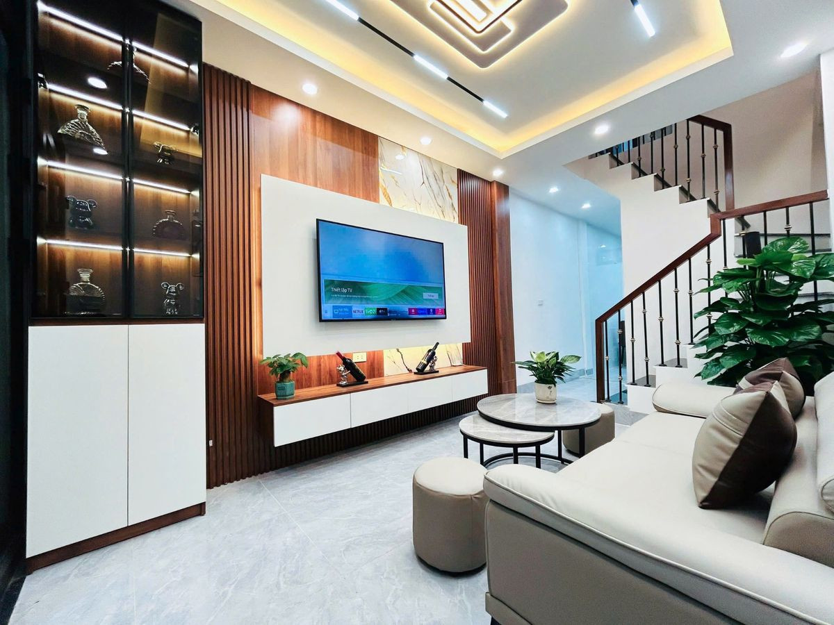 SIÊU PHẨM CẦU GIẤY – Ô TÔ TRÁNH – NGÕ THÔNG – THOÁNG TRƯỚC SAU – NHÀ ĐẸP PHÂN KHÚC HIẾM