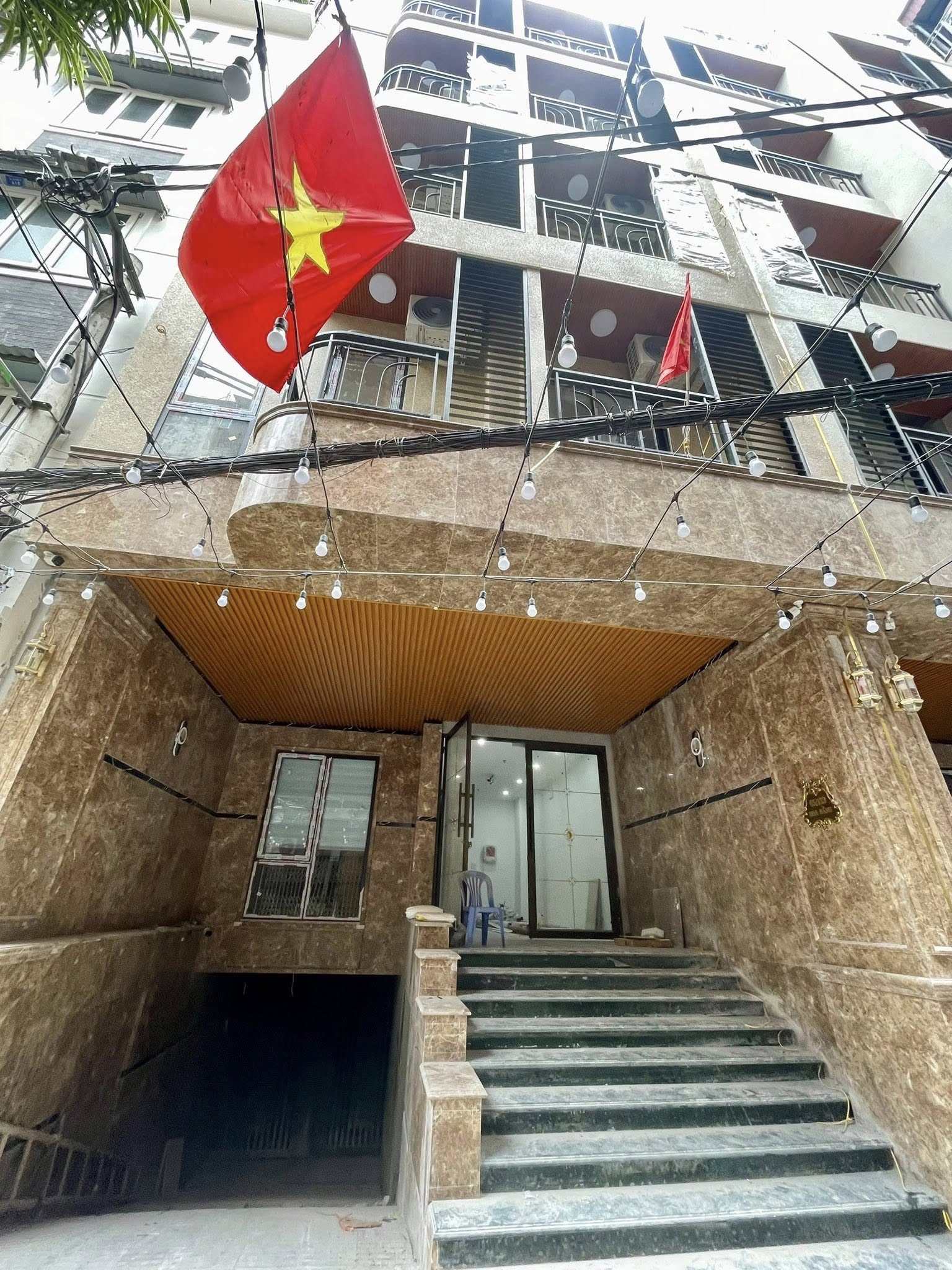 BÁN TÒA NHÀ CHDV ĐƯỜNG HOA BẰNG. 160M2 - 8 TẦNG. THANG MÁY. 24 PHÒNG KHÉP KÍN.
