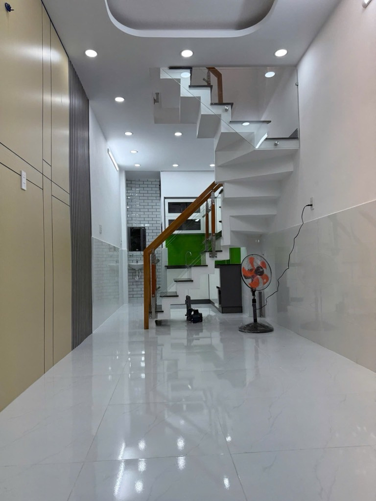 Bán nhà 2 tầng đẹp 20M² 2PN Hòa Bình, ngay Tô Hiệu, gần Phan Anh, Đầm Sen, chỉ hơn 2 tỷ