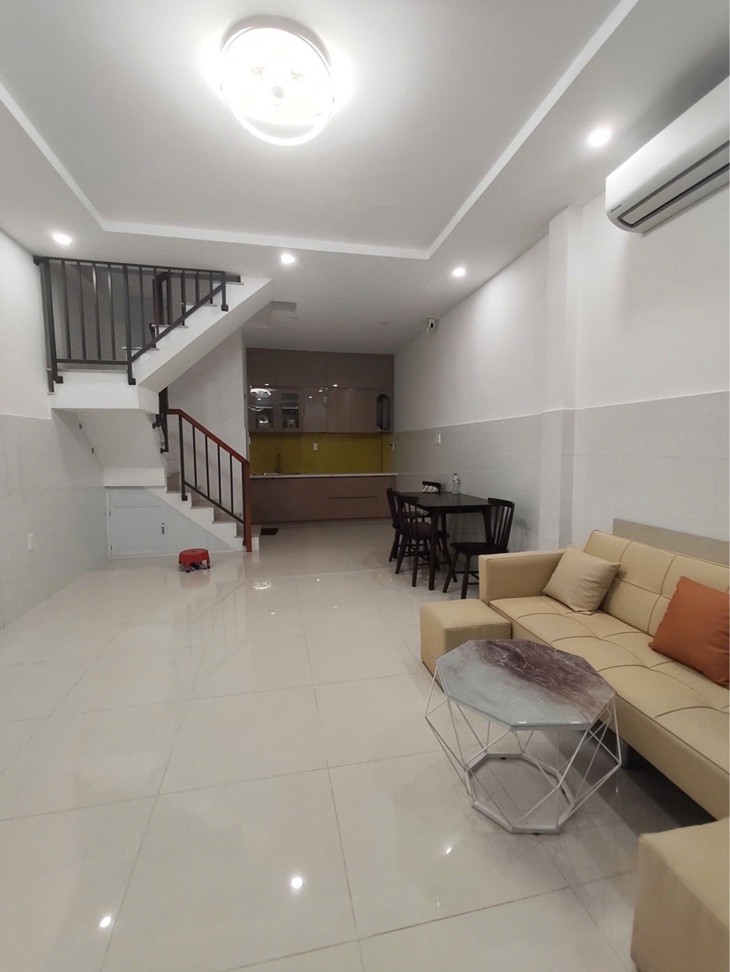 Bán Nhà Hòa Bình Tân Phú 34m², 2 Tầng 2PN 2WC, Full Nội Thất, Gần Đầm Sen, Sổ Hồng Riêng, Giá Chỉ 5 Tỷ