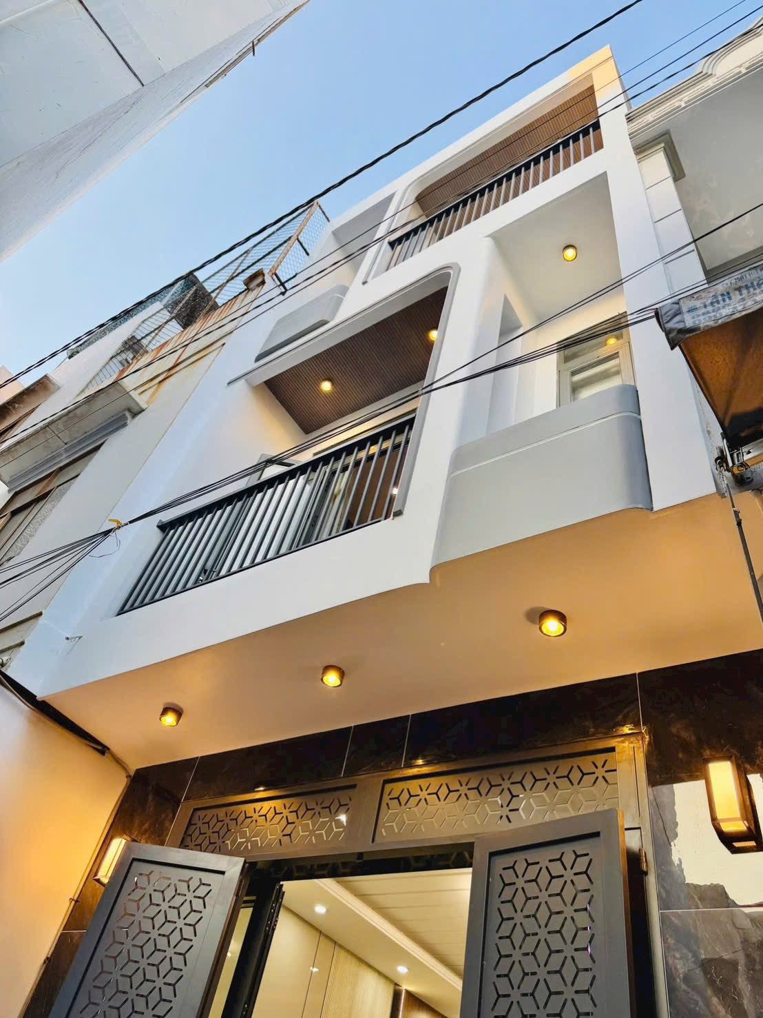 Hàng hiếm đẹp 3 tầng QUẬN 10 . Chính chủ nhờ bán 2 TỶ 600 đường Hoà Hưng P13 Quận 10 sổ hồng riêng