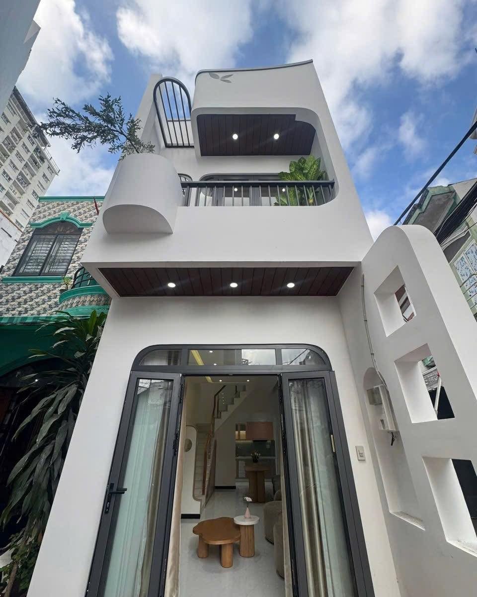 Cô 9 bán nhà để làm ăn. Hòa Hưng, P11 , Q3. Giá 3tỷ 500tr. DT52.5m2 (3,5x15m). hẻm 6m. Cho thuê 27tr/tháng. Sổ Hồng Riêng chính chủ. 1L-2PN-2WC