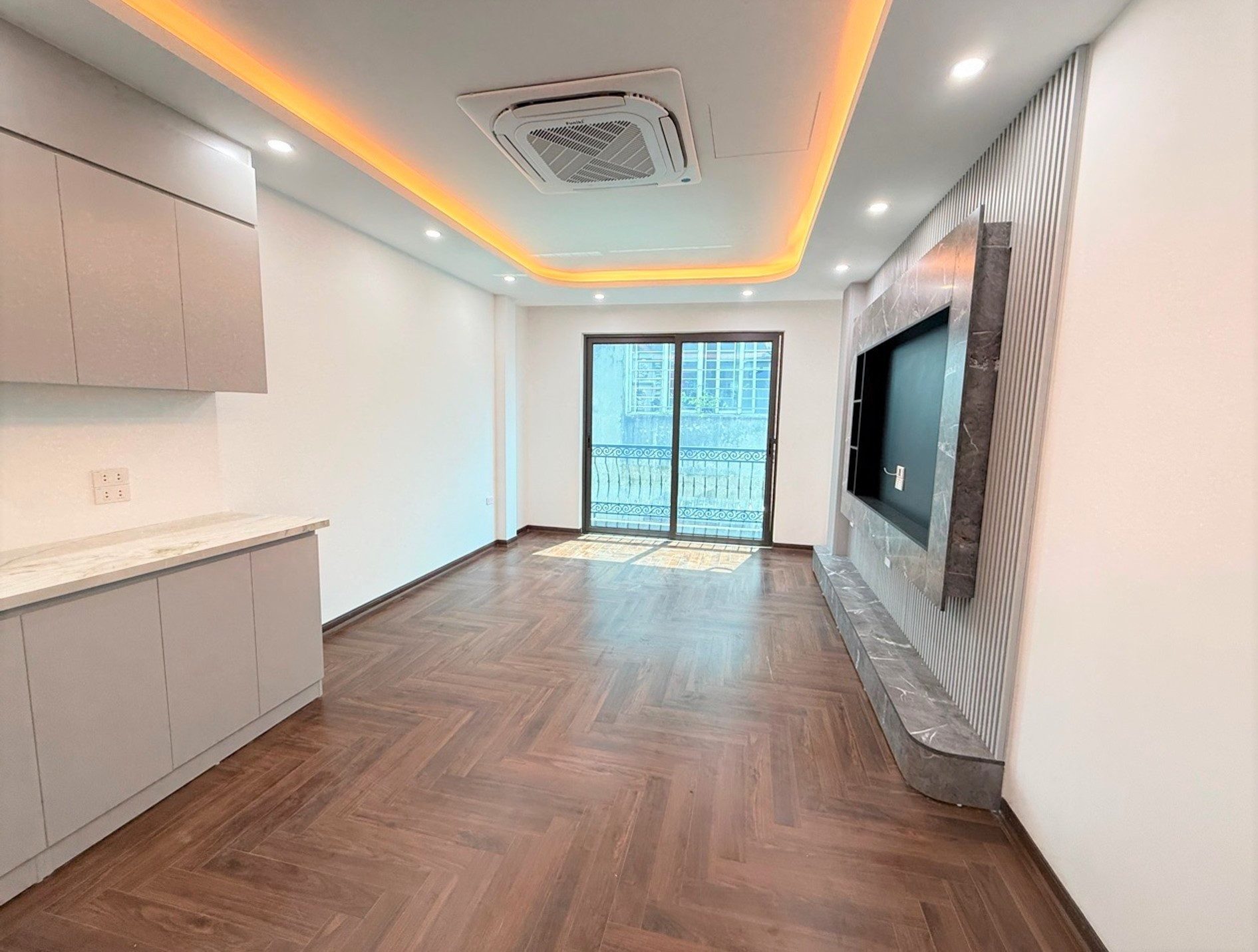 BÁN NHÀ ĐẸP VIỆT HƯNG - 45M X 6 TẦNG, THANG MÁY - FULL NỘI THẤT - GIÁ HƠN 10 tỉ