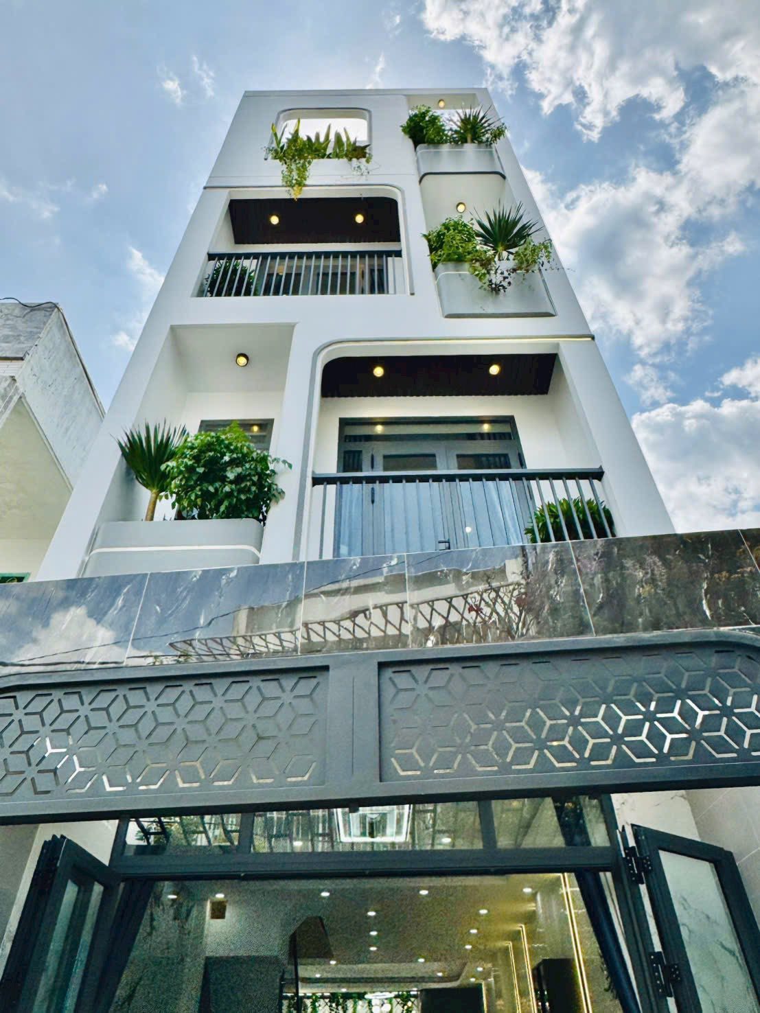 Bán nhà 2 lầu giá ngộp - HXH Hoa Sứ, P7, Phú Nhuận, DT 67,5m2, giá 2 tỷ 990tr, thuê 18 triệu, sổ riêng