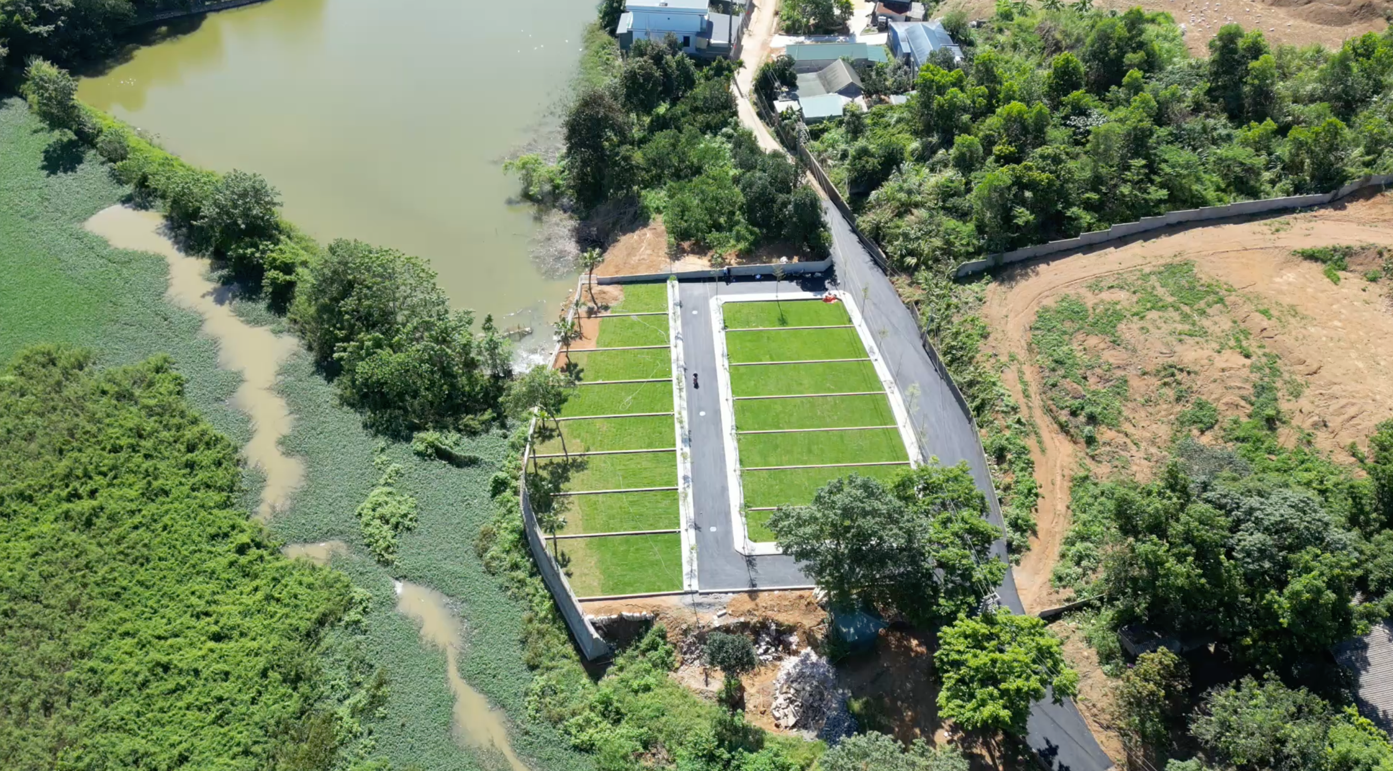 Bán Đất Ven hồ 100m² thổ cư 100m² giá 2.5 tỷ tại Đường Hòa Thạch Xã Phú Cát Hà Nội