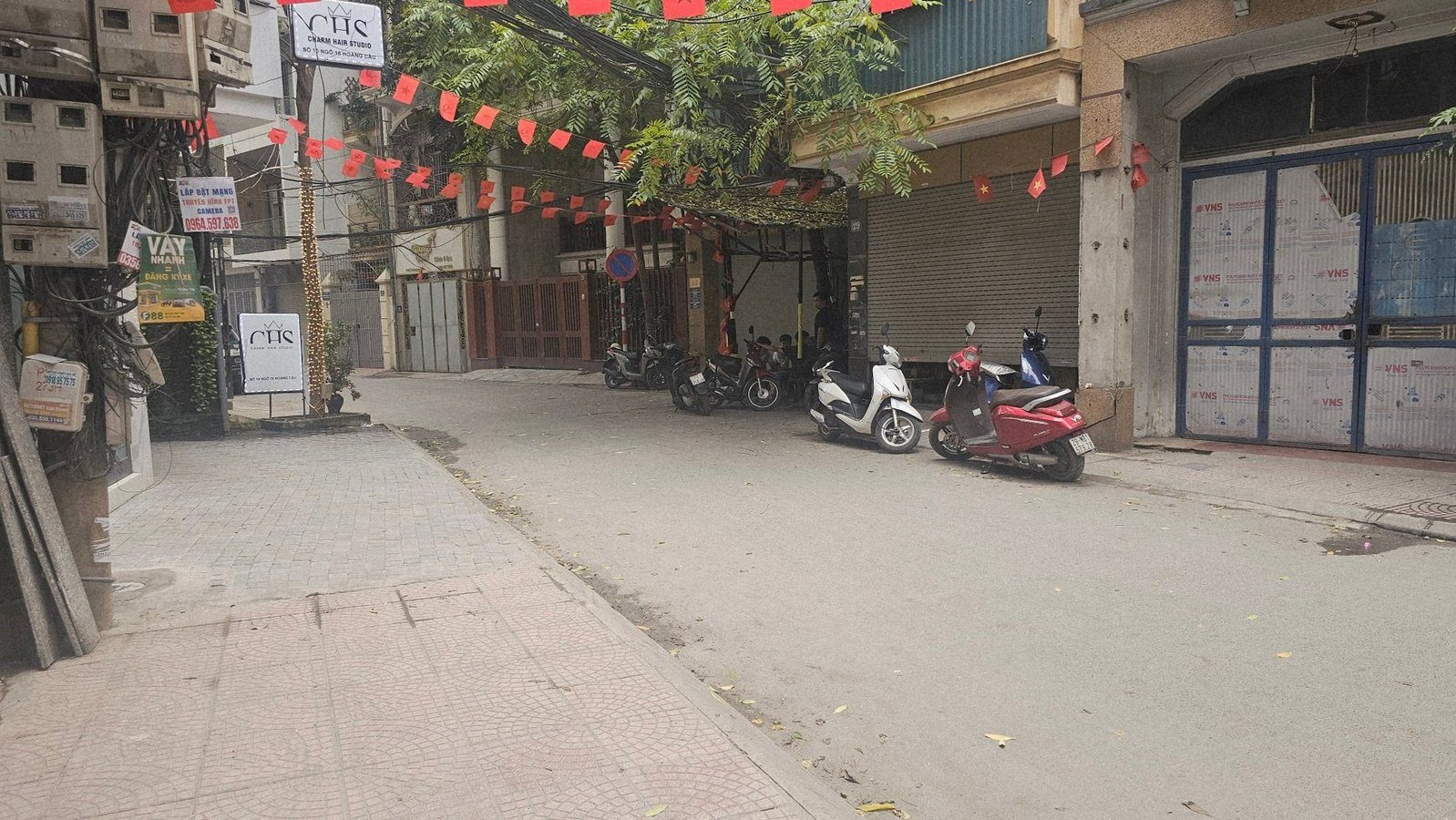 Hoàng Cầu . Mặt ngõ thông ô tô tránh đỗ. Vỉa hè đá bóng. Gần Quận Uỷ, Hồ Hoàng Cầu. Khu dân trí cao. Trước nhà thoáng vĩnh viễn