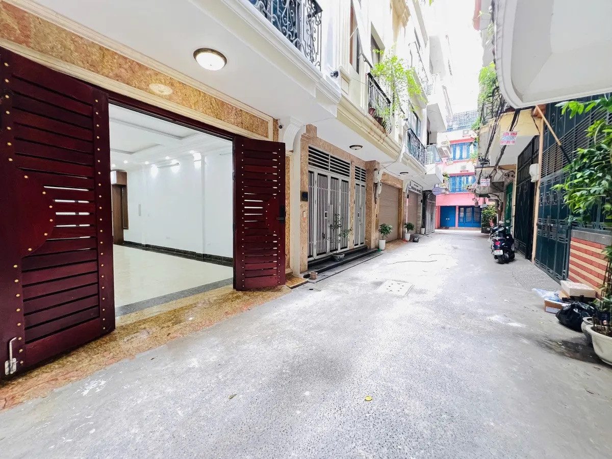 Nhà Phân Lô Hoàng Cầu, Đống Đa, Khu Vực Dân Trí Cao, 53m x 7Tầng Thang Máy, Gara Ô tô, Sổ Đỏ, Giá Tốt, Ở hoặc Làm Văn Phòng.