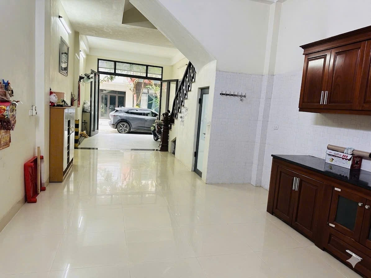 Cho Thuê Nhà Ngõ 95 Hoàng Cầu 30M² 5 Tầng Thông Sàn - Nội Thất CB - Kinh Doanh - Ô Tô Đỗ Cửa - Giá Thuê 16tr