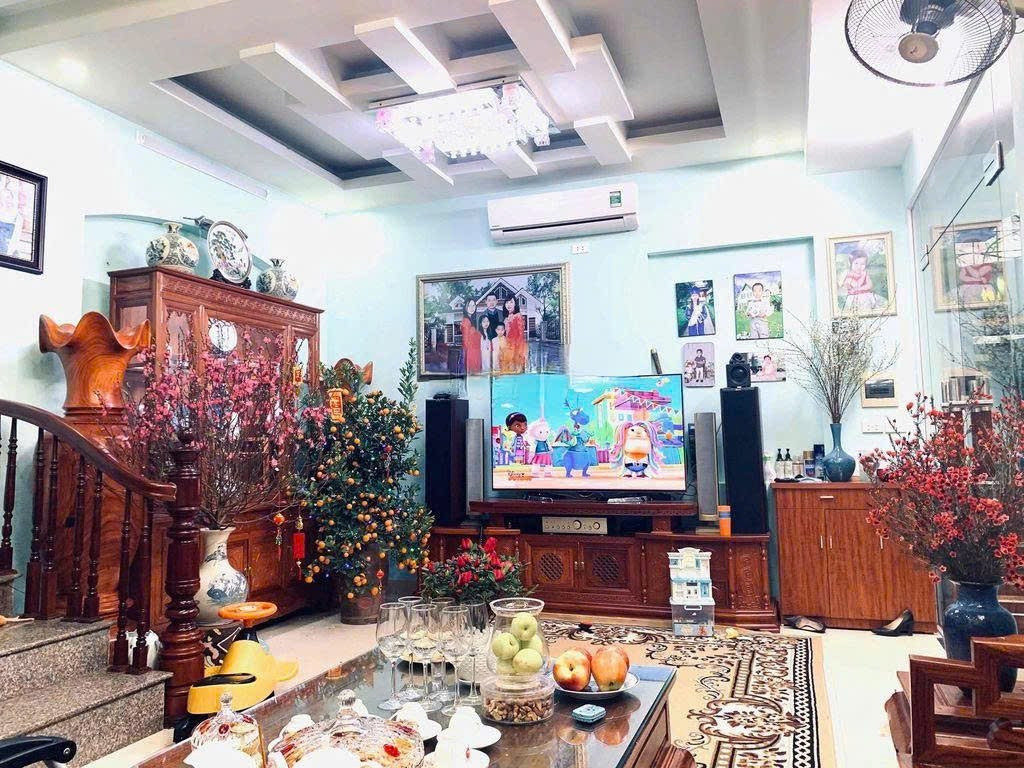 Cho Thuê Nhà Ngõ Hoàng Cầu 40M² 3,5 Tầng 3 Ngủ - Nội Thất CB - Giá Thuê 14tr - 1/7 Nhận Nhà