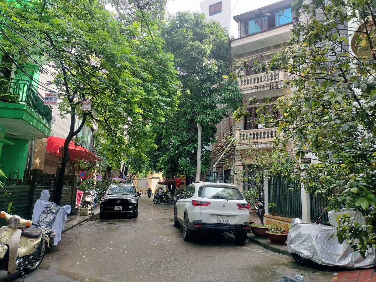 Phân lô VIP Hoàng Cầu - Trần Quang Diệu. Ô tô tránh đỗ có vỉa hè. Khu vực toàn công chức có địa vị. Dân trí cao ở sướng