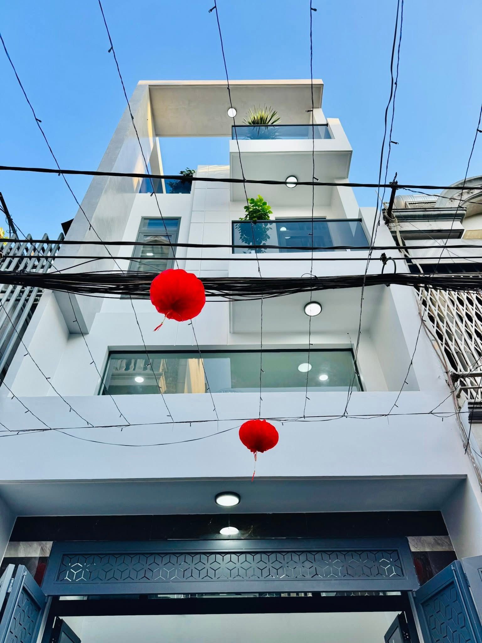 Nhà Ngộp Cần Bán Gấp. Hoàng Diệu, P3 , Q3. Giá 1tỷ 950tr. DT55m2 (5x11m). hẻm 5m. Cho thuê 21tr/tháng. Sổ Hồng Riêng chính chủ. 3L-3PN-4WC