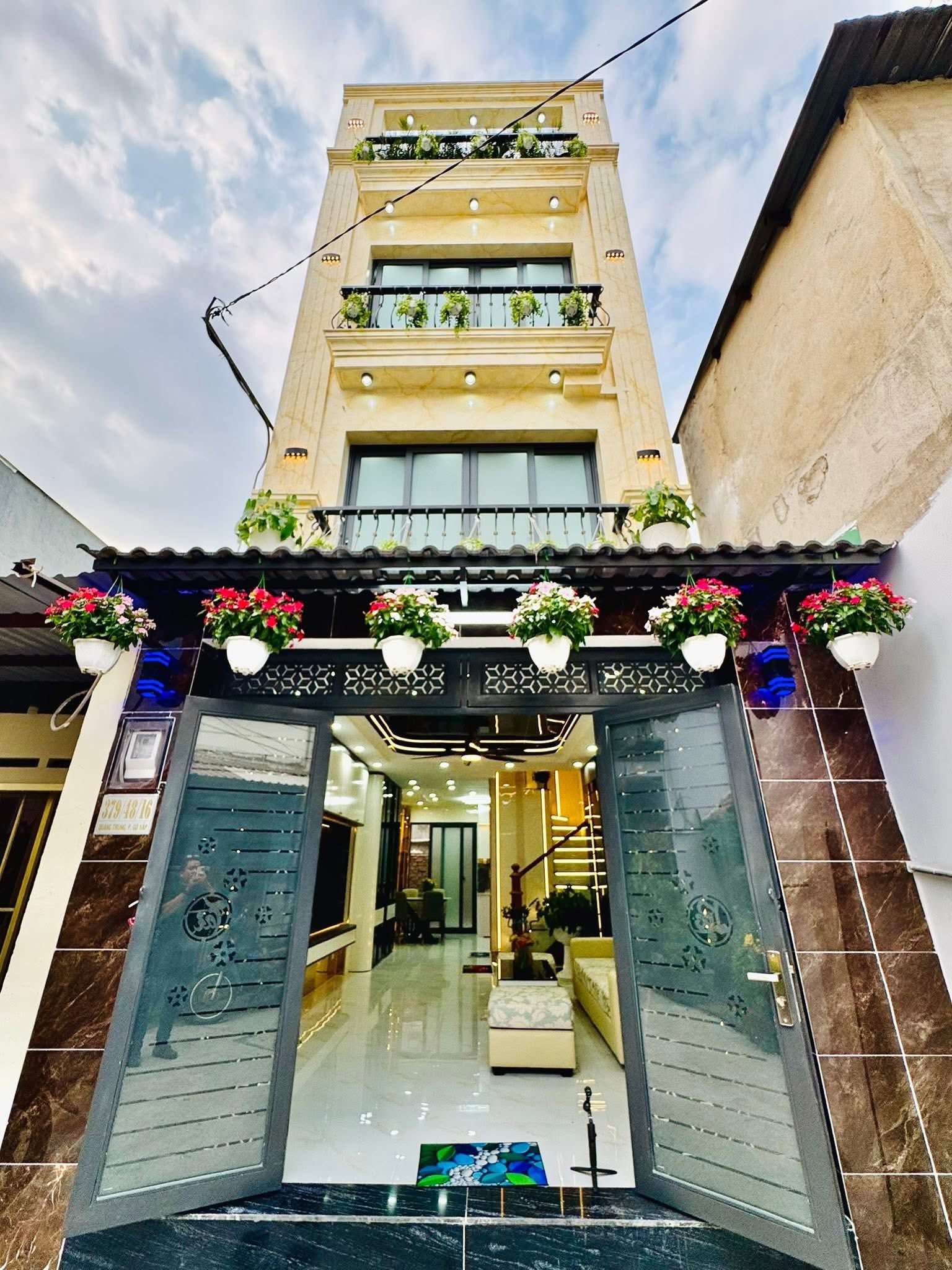 Căn nhà bán giảm nhanh 200tr. Hoàng Diệu, P7, Q3. Giá 2tỷ 900tr. DT 67.5m2 (4x16,5m). Cho thuê 19tr/tháng. Sổ Hồng Riêng chính chủ.